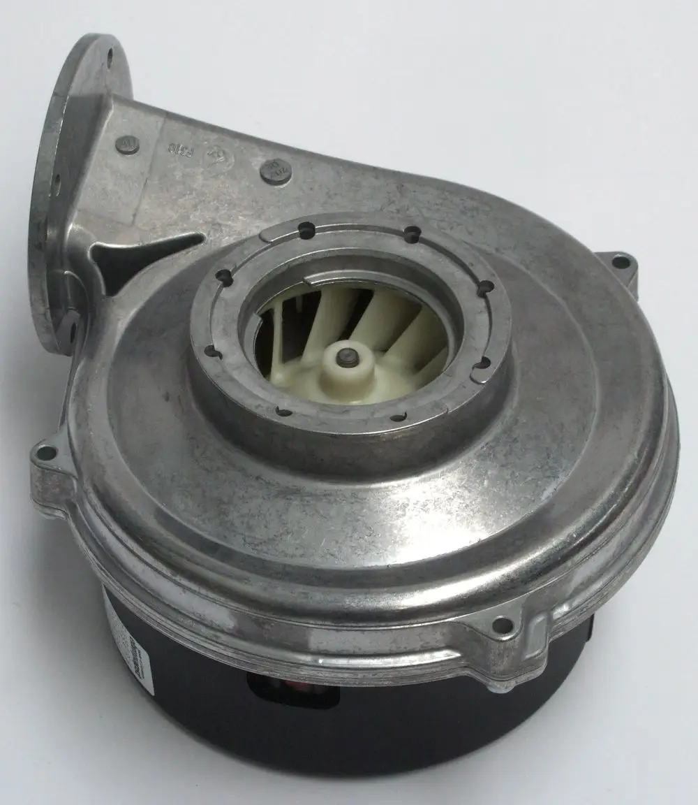 Gebläse von Daikin mit einem metallischen Gehäuse und einem hellen Kunststoffrotor, geeignet für Rotex GCU compact bis Baujahr 2017.